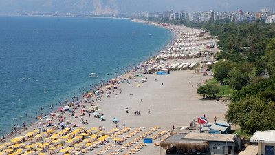 Sıcak hava Antalya’yı kavurdu: Konyaaltı Sahili'nde yer kalmadı!