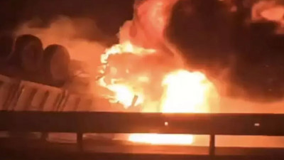 Devrilerek alev alan TIR’ın şoförü feci şekilde can verdi