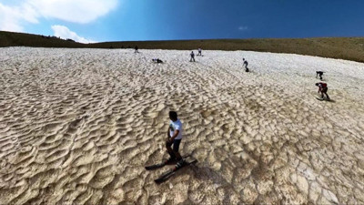 Erzincan'da ağustos sıcağında kayak yaptılar