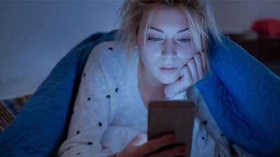 Dijital tehlike cildi yaşlandırıyor! Uzmanlardan çarpıcı uyarılar