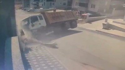 Freni patlayan kamyon dehşeti: Saniyelerle kurtuldu! Güvenlik kamerası her şeyi kaydetti