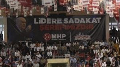 Millet bölünmekten korkuyor, MHP’liler Bahçeli’yi alkışlıyor! Dünyada böyle sadakat görülmedi...