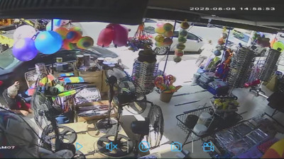 Kaldırımda oturanlara vinç kâbusu