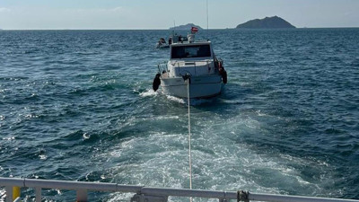 Boğaz'da tekne arızalandı, akıntıda sürüklendi