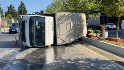 Küçükçekmece’de sebze yüklü kamyonet devrildi