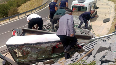Bitlis'te kayalıklara çarpan kamyon can aldı