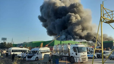 Fabrika yangınının çıkış anı görüntülendi