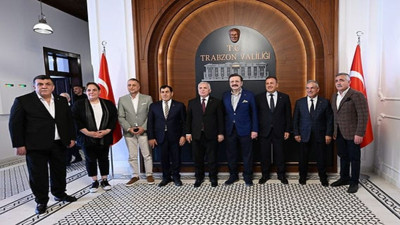 Hisarcıklıoğlu Trabzon’da bahçeye girerek fındık topladı