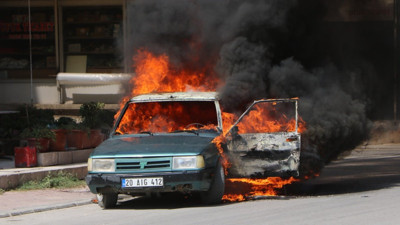 Park halindeki otomobil alev topuna döndü!