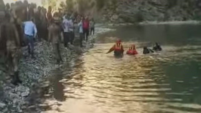 Serinlemek için girdiği derede boğuldu