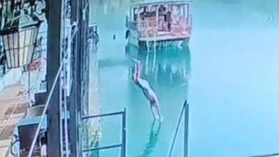 Uyarı tabelasını görmezden geldi! Son anları kameraya yansıdı