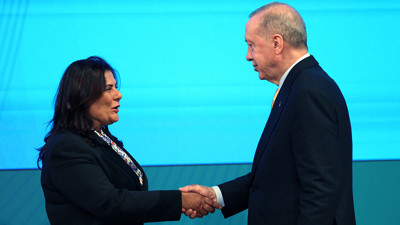 Erdoğan AKP'ye geçen belediye başkanlarına rozet taktı