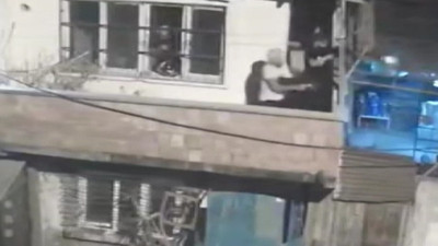 Adana’da balkondan balkona silahlı çatışma!