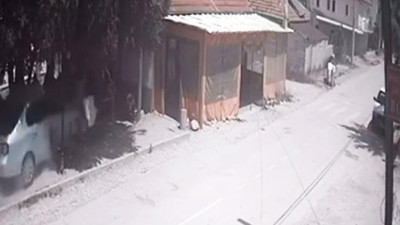 Isparta'da otomobil köy kahvehanesine daldı! Ölü ve yaralılar var