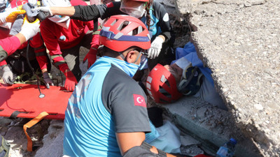 Deprem alarmı verildi! Ekipler enkaz altından tek tek çıkardı