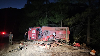 Antalya'da yangın söndürme aracı devrildi! 2 Yaralı