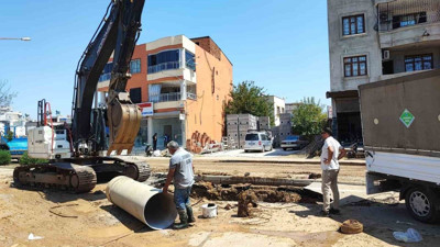 Adana'da su borusu patladı, mahalleyi su bastı