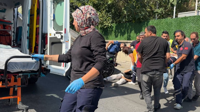 Avcılar'da motosiklet çekiciye çarptı! Yola savruldular