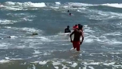 Dalgalar botu devirdi! Denizde can pazarı