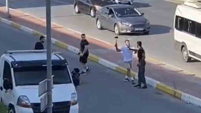 Trafikte çekiç ve sopalarla kavga