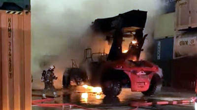 Ambarlı limanı’nda alevler yükseldi! İş makinesi kül oldu