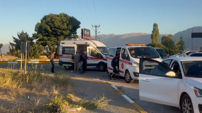 Erzincan'da feci kaza: İki otomobil kafa kafaya çarpıştı