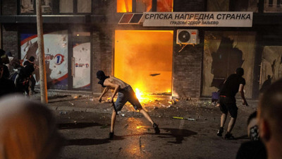 Sırbistan sokakları alevlendi