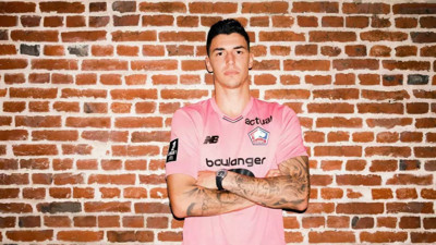 Berke Özer sahada! Olivier Giroud sahnede