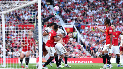 Altay Bayındır öyle bir gol yedi ki! Premier Lig karışacak