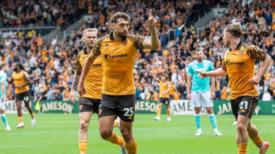 Hull City son dakikada üç puanı kaptı
