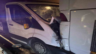 Kamyonet yolcu otobüsüne arkadan çarptı: Yaralılar var