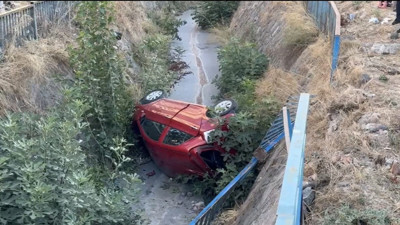 Çarpışmanın şiddeti aracı dere yatağına sürükledi! İstanbul'da şok kaza