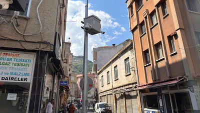 Güvenlik kamerası bakımı kâbusa döndü! Dolmuş vinç sepetine çarptı
