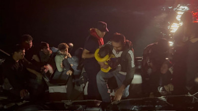 25 kaçak göçmen ile 1 göçmen kaçakçısı yakalandı