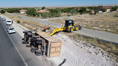 Mıcır yüklü kamyon devrildi