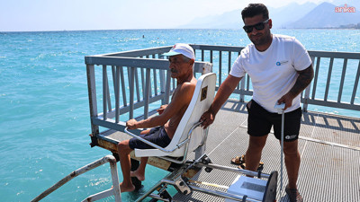 Antalya'da "engelsiz plaj" on binlerce vatandaşın tercihi oldu