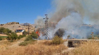 Elektrik direği patladı! Yangın çıktı! Köyüler söndürmek için seferber oldu