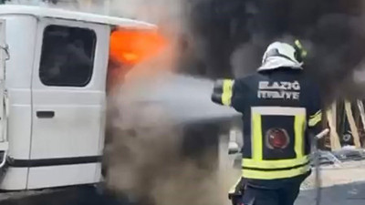 Elazığ’da park halindeki pikap yandı