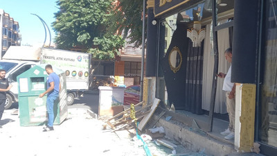 Aksaray’da korkunç kaza! Motosiklet cam vitrine savruldu: 3 yaralı