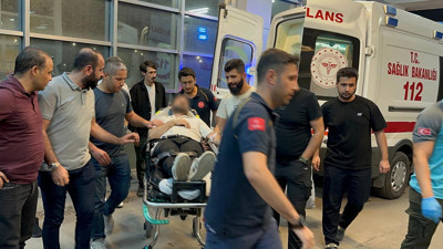 Kahta’da feci kaza! Polis aracıyla otomobil çarpıştı: Narkotik ekibi hastaneye kaldırıldı