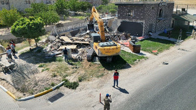 Jandarma önlem aldı! Otel ile restoran, iş makineleri ile yıkıldı