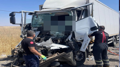 Silvan’da TIR faciası! Şoför araçta sıkıştı