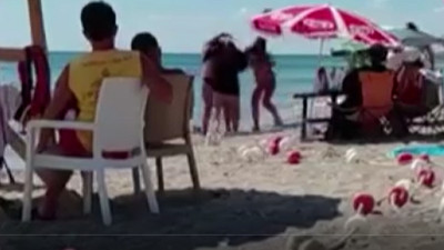 Büyükçekmece'de plajda kadınların duman kavgası! Kolunu Isırdı!