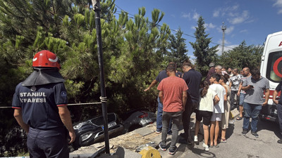 İstanbul göbeğinde yaşandı! Fren yerine gaza bastı: Kadın sürücü ağaçlık alana uçtu