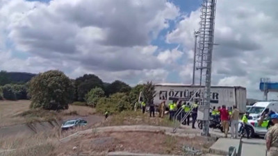 Kontrol noktasında TIR dehşeti! Jandarma aracı kanala uçtu: Yaralılar var