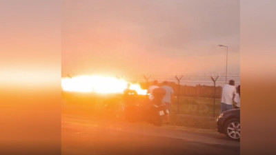 Metrelerce sürüklendi! Savaş uçağı yere çakıldı alev topuna döndü