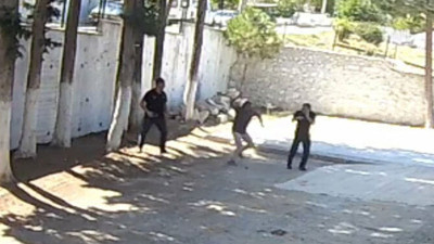 Belediye başkanı, zabıta memurlarını sopayla dövdü! Böyle skandal görülmedi...