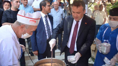 Muhtarlar 30 Ağustos’ta bin 500 kişiye aşure dağıttı