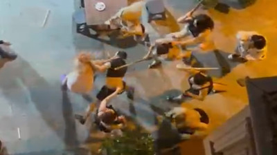 Taksim’de şok saldırı! 8 kişi birden sopalarla saldırdılar