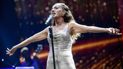 Yıldız Tilbe konserinde ilginç durum: Arkadaşının sırtına çıktı!